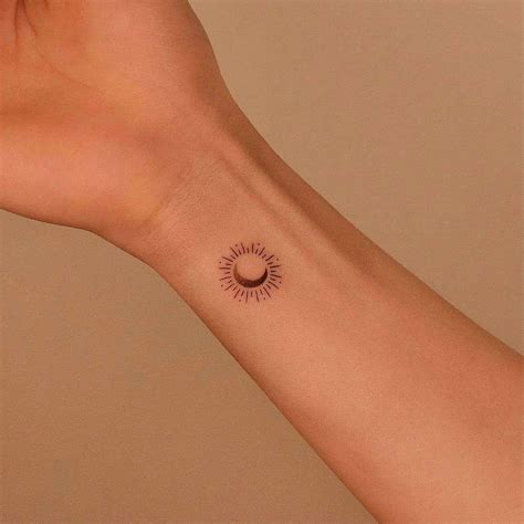 De esta forma, este tatuaje es la representacin de dos opuestos juntos que se equilibran. . Tatuaje sol y luna minimalista